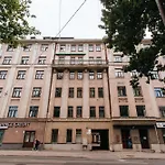 Central Comfort At Hanzas Residence, Stay Near Cafes, Bars, Museums & Esplanade